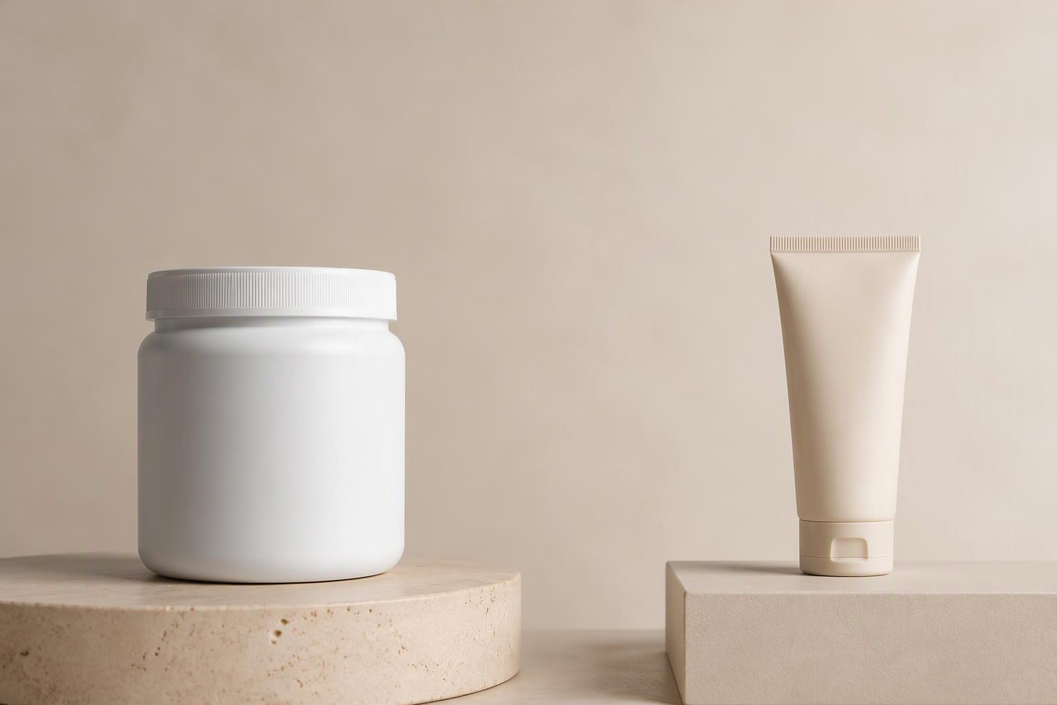 Embalagem de suplemento e bisnaga de creme dispostas separadamente sobre fundo neutro.