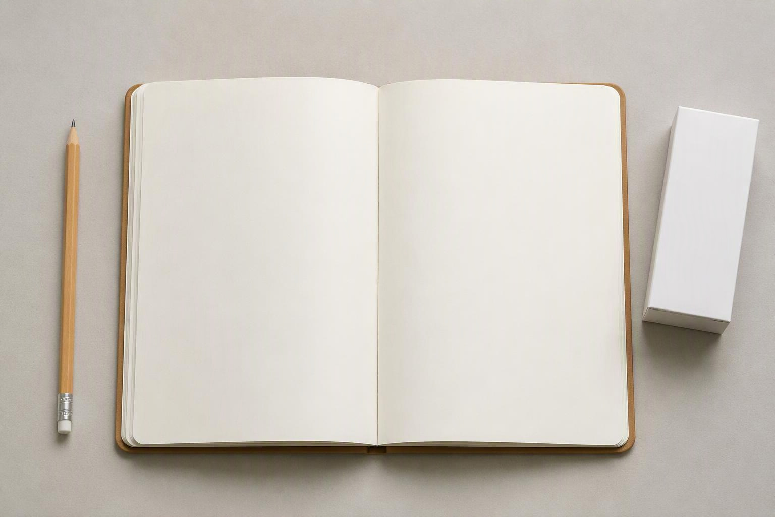 Caderno aberto e lápis ao lado de uma embalagem genérica de suplemento.